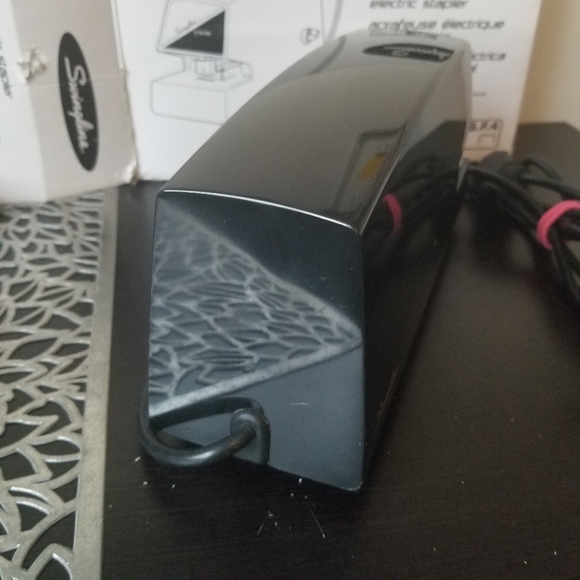 Swingline Model 67 Heavy Duty Commercial Electric Desktop Stapler. - Picture 5 of 7